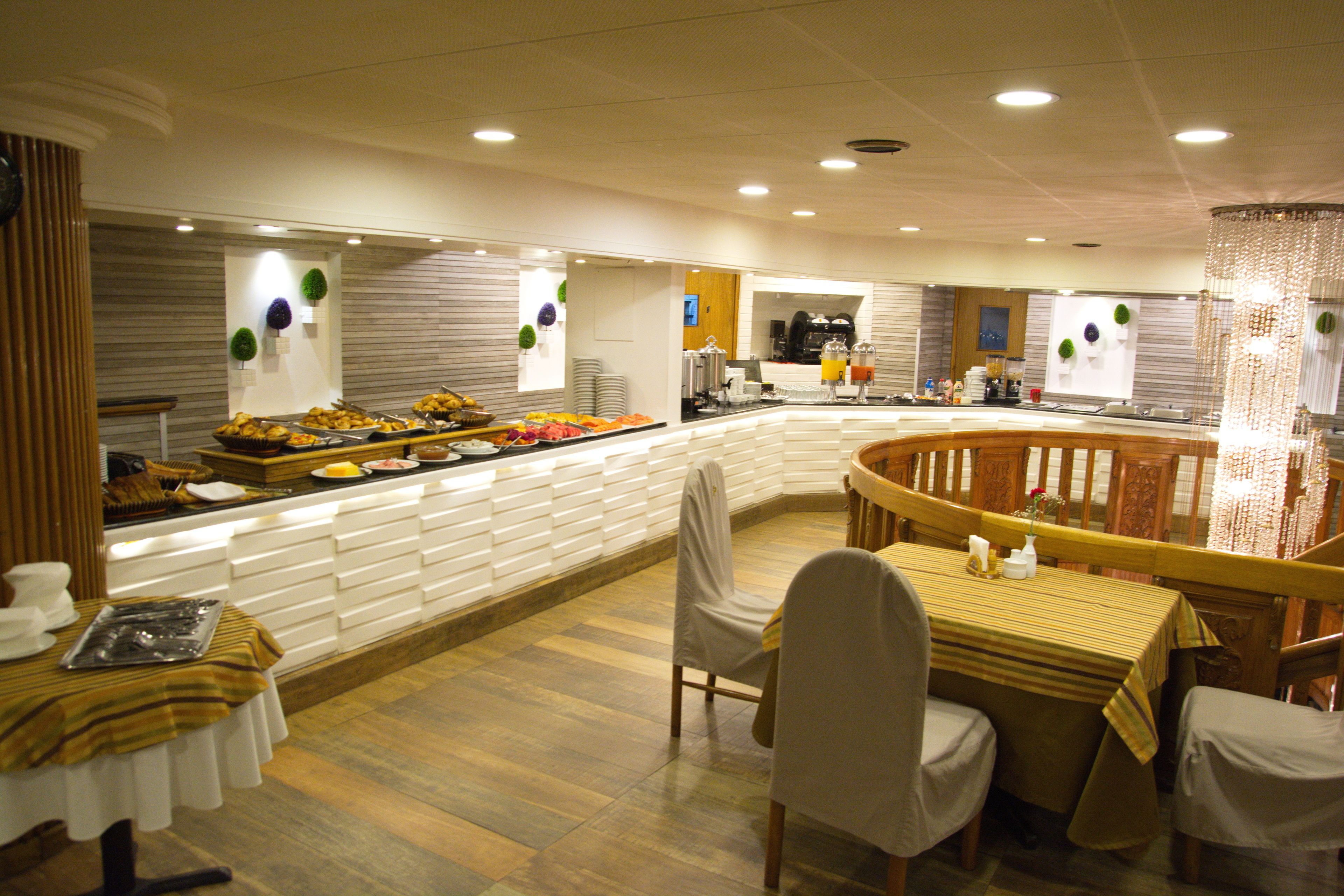 2 restaurants, breakfast, lunch, dinner served; international cuisine