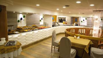 2 restaurants, breakfast, lunch, dinner served; international cuisine