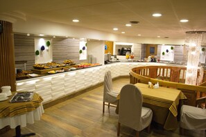 2 restaurants, spécialités Cuisine internationale