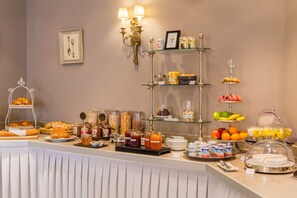Rom – superior, 1 queensize-seng, ikke-røyk (Larger Room) | Frokostområde | Frokostbuffé hver dag (mot et tillegg)