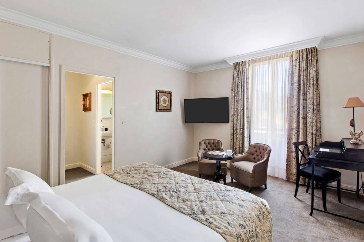 Superior Room, 1 Queen Bed, Non Smoking (Larger Room) | Premium bedding, pillowtop beds, in-room safe, desk