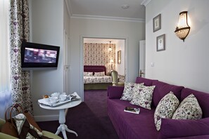 Suite, 1 King-Bett, Nichtraucher (Living Room;with Sofabed) | Hochwertige Bettwaren, Pillowtop-Betten, Zimmersafe