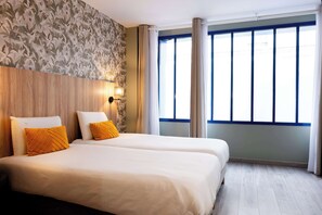Een bureau, verduisterende gordijnen, geluiddichte muren