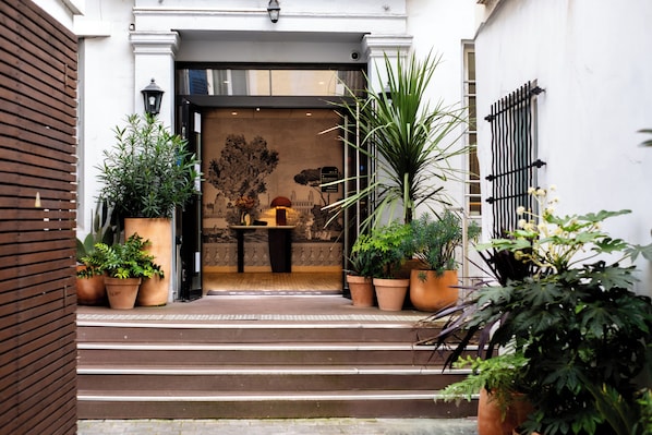 Front of property - Hotel Kyriad Paris 10 Canal Saint Martin (Paris)