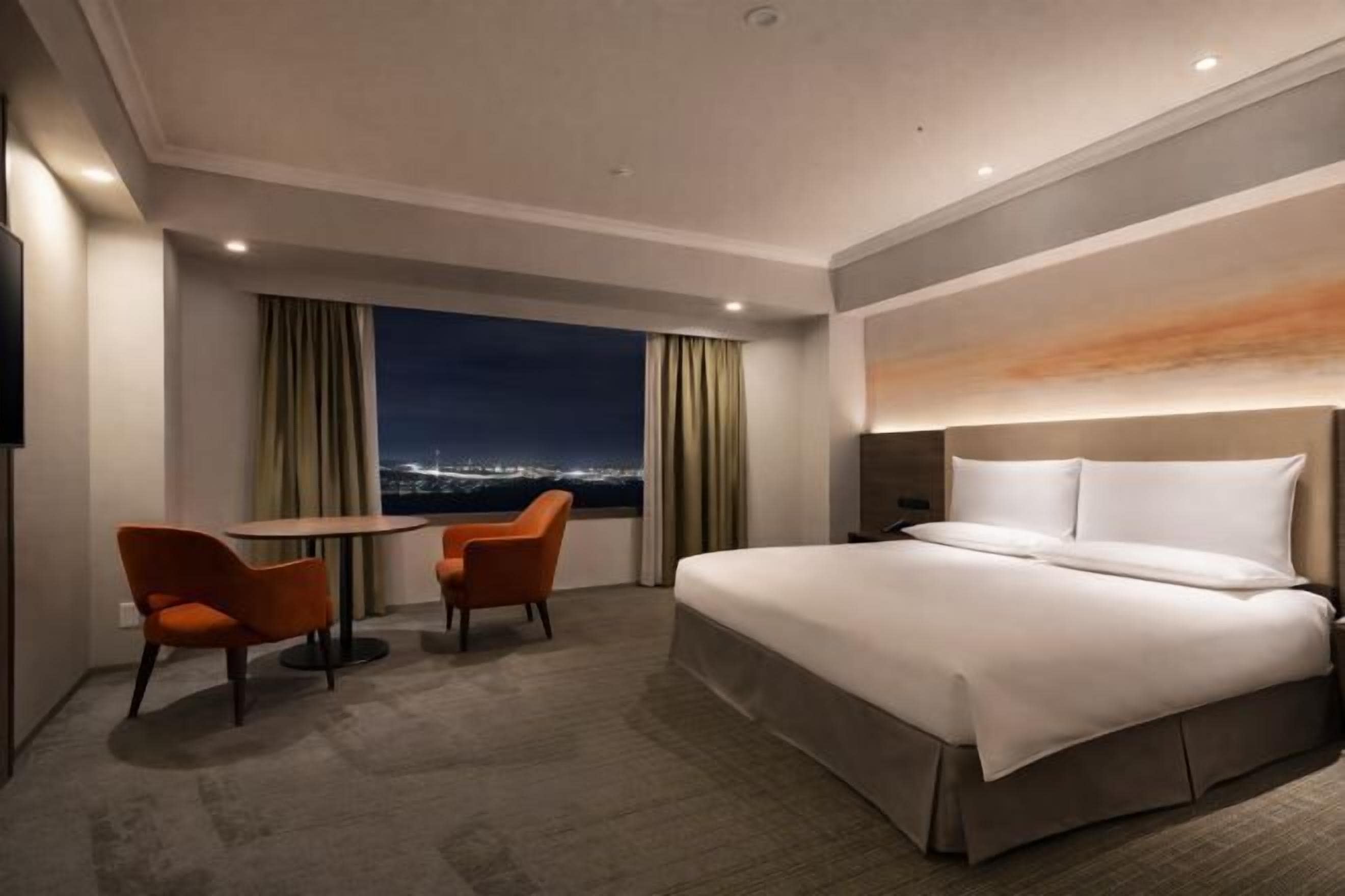 Een kluis op de kamer, een bureau, een laptopwerkplek