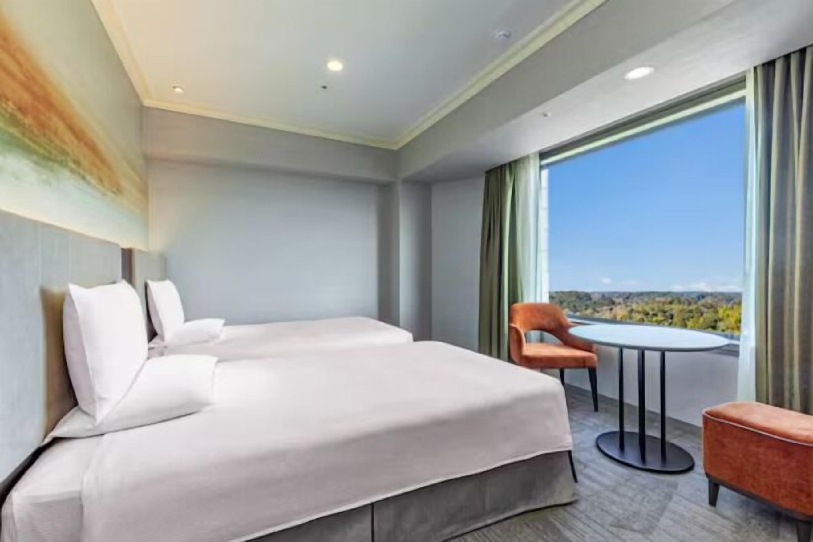 Een kluis op de kamer, een bureau, een laptopwerkplek