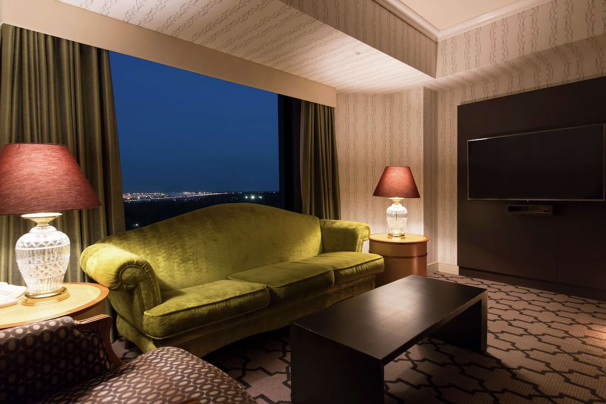 suite king room | 1 bedroom, minibar, in-room safe, desk