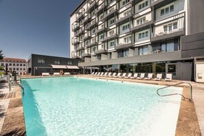 Sesongbasert utendørsbasseng, bassengparasoller og solsenger