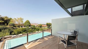Habitación Deluxe doble, terraza | Minibar, escritorio, espacio para trabajar con un portátil