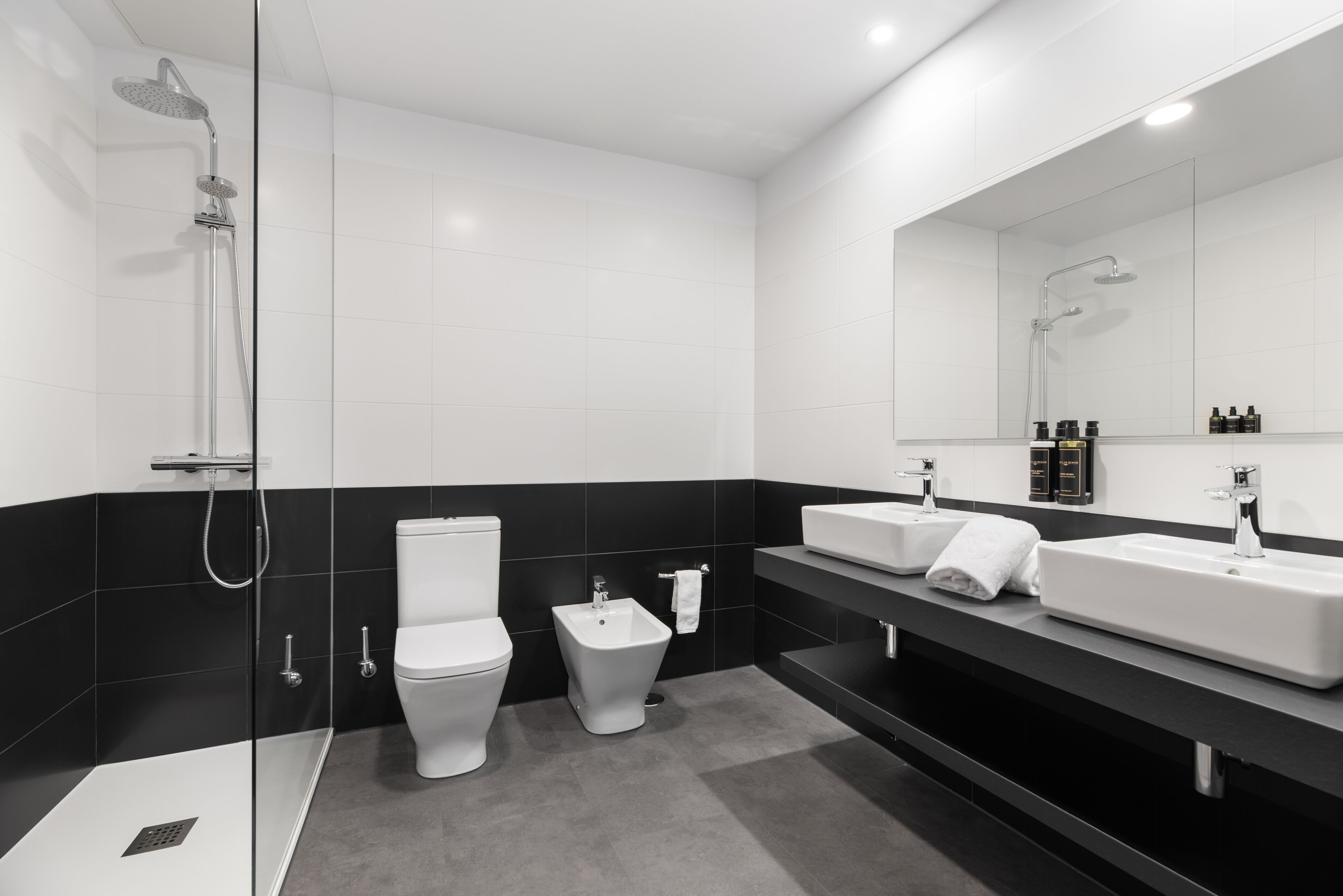 combined shower/bathtub, eco-friendly toiletries, hair dryer, towels