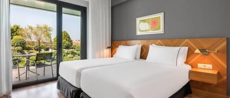 Deluxe tweepersoonskamer, terras | Een minibar, een bureau, een laptopwerkplek, verduisterende gordijnen