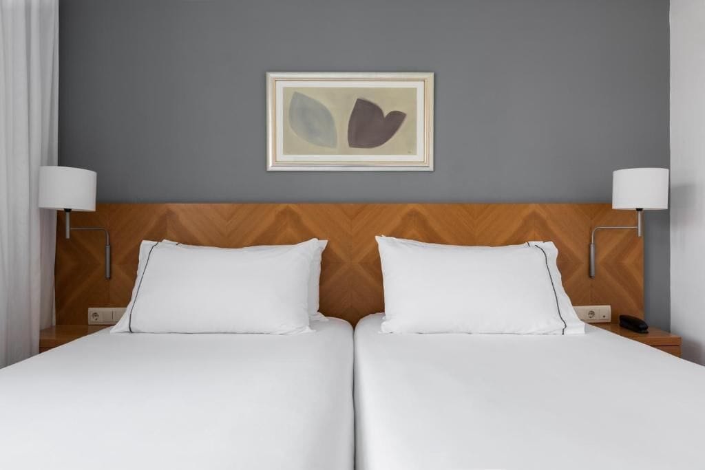 Minibar, una scrivania, postazione laptop, tende oscuranti