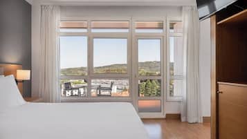 Junior Suite, Balcony (Vistas a la torre) | Minibar, desk, laptop workspace, blackout curtains