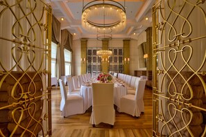 Breakfast and lunch served