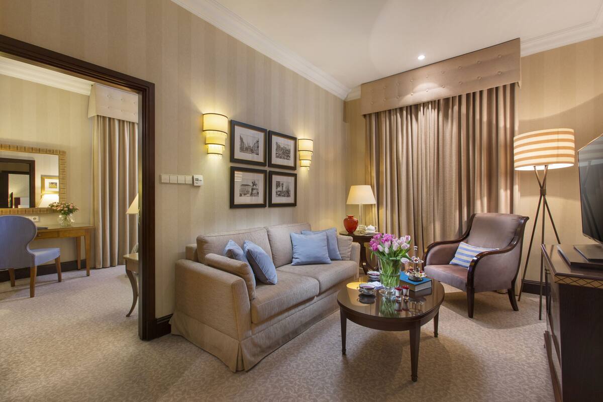 deluxe suite | living area | smart tv, pay films