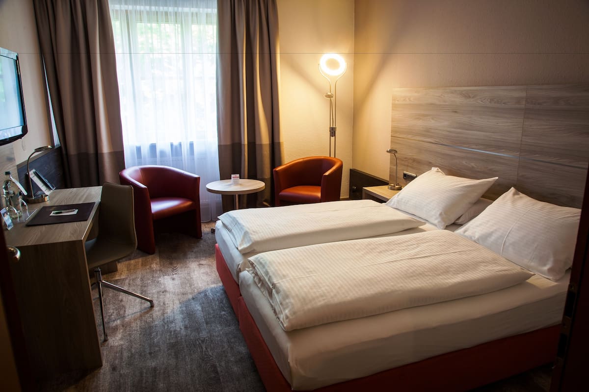1 bedroom, premium bedding, in-room safe, desk
