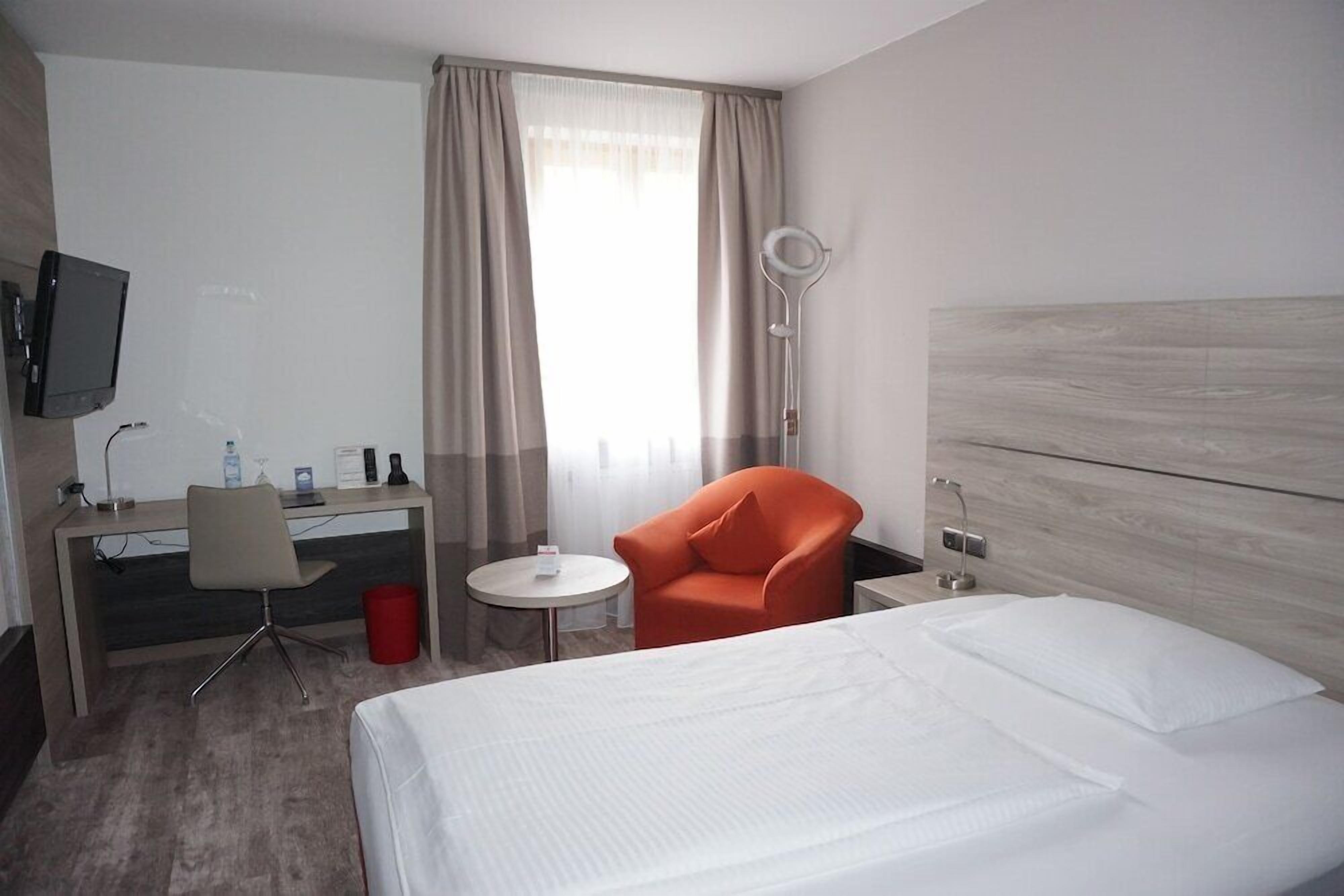 Premium bedding, in-room safe, desk, blackout curtains