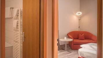 Hochwertige Bettwaren, Zimmersafe, Schreibtisch, Verdunkelungsvorhänge