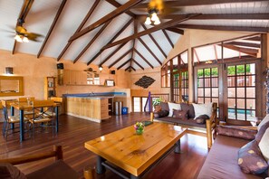 Villa, 2 habitaciones | Zona de estar | Una televisión LCD
