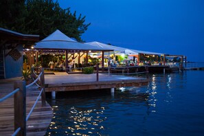 2 restaurants, lunch, dinner served; Caribbean cuisine