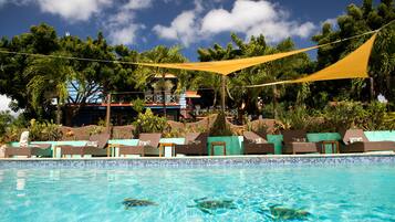 4 piscinas al aire libre, camas de piscina gratis, sombrillas