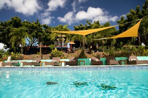 4 piscinas al aire libre, camas de piscina gratis, sombrillas
