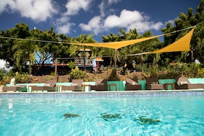 4 piscines extérieures, cabanons gratuits, parasols de plage