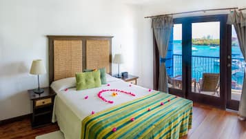 Waterfront Suite | Seprai premium, brankas, meja kerja, dan ruang kerja ramah laptop