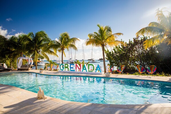 4 outdoor pools, free cabanas, pool umbrellas