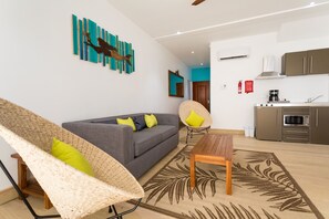 Cocoa Pod Suite | Private kitchen | Stovetop, coffee/tea maker, electric kettle, toaster