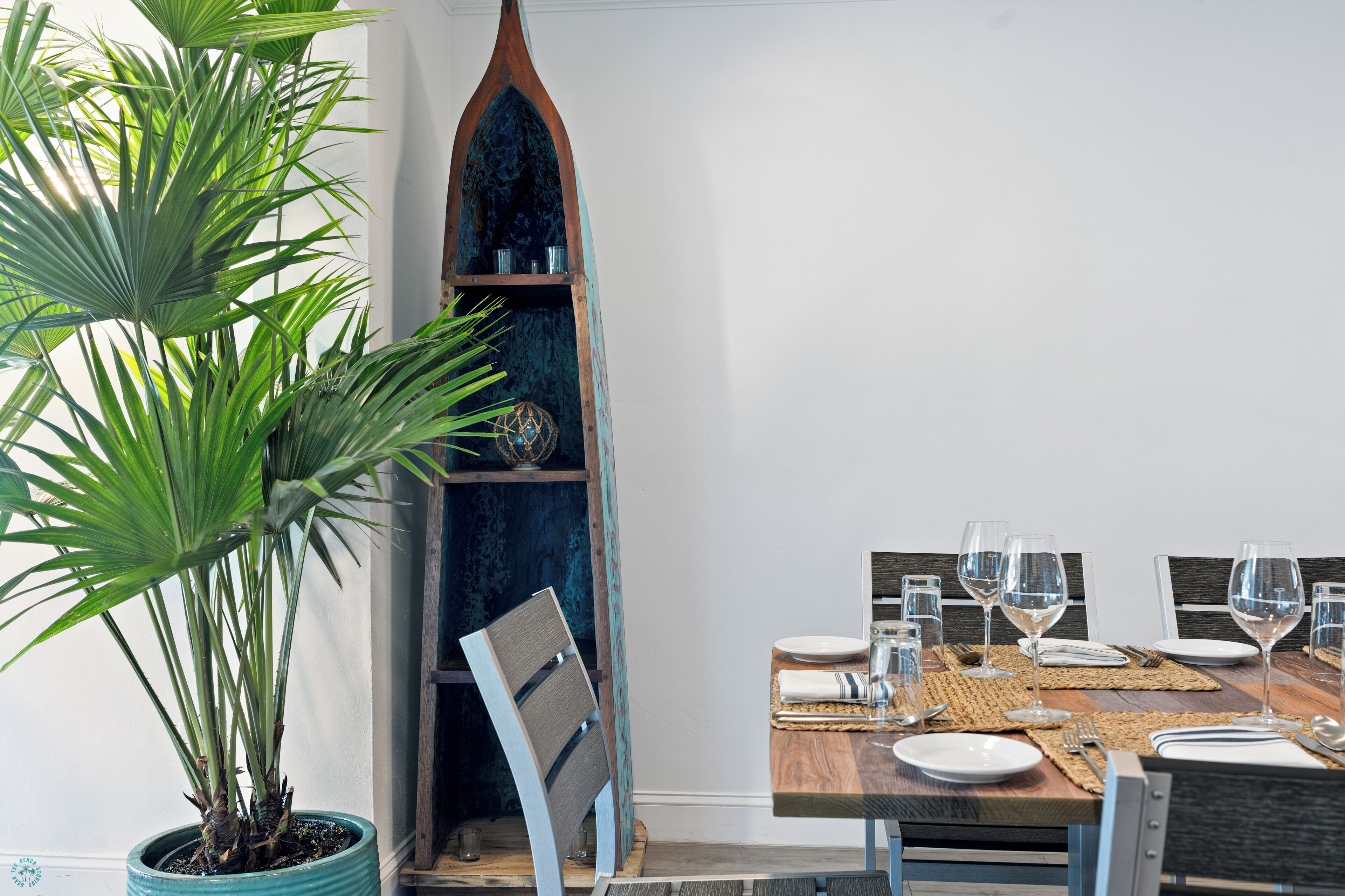 breakfast, lunch and dinner served