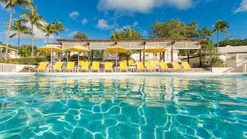 Piscine extérieure, cabanons gratuits, parasols de plage