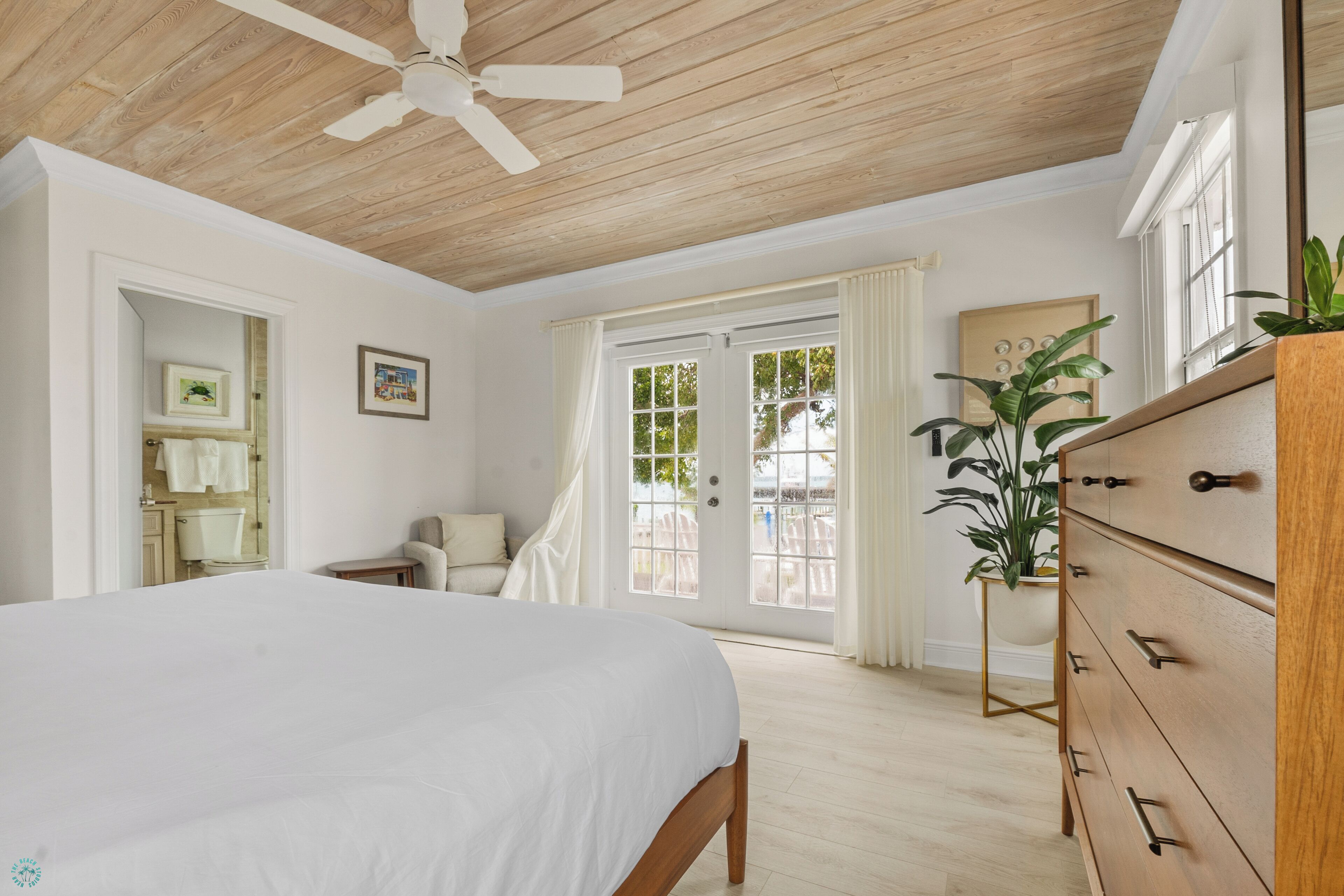 king room | in-room safe, iron/ironing board, free rollaway beds, bed sheets