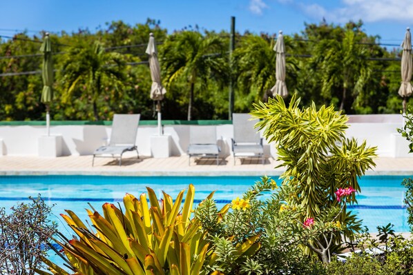 Una piscina al aire libre