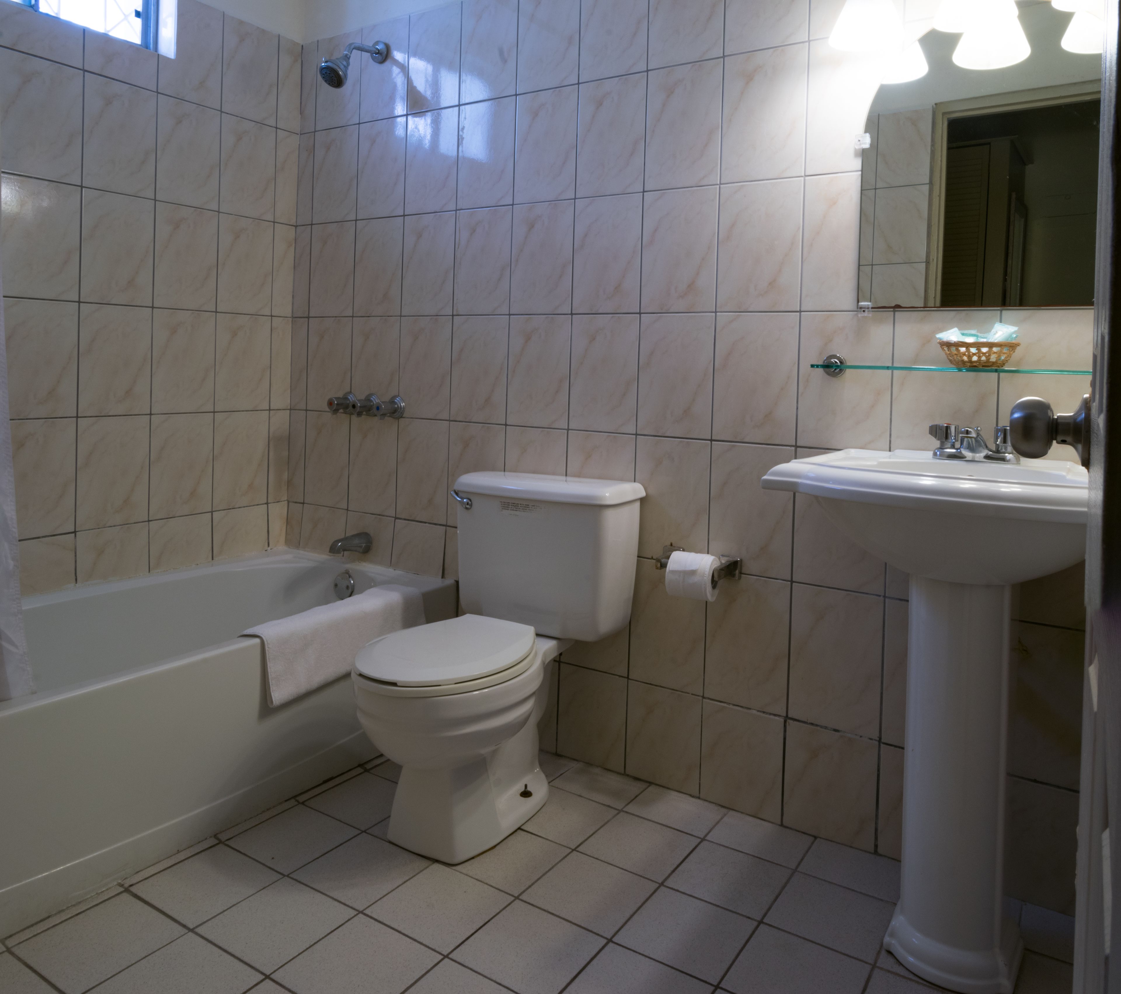 Un baño con bañera, inodoro y lavamanos.