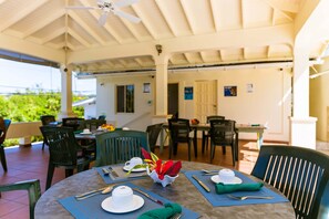 Se sirven desayunos y cocina local e internacional, junto a la piscina 