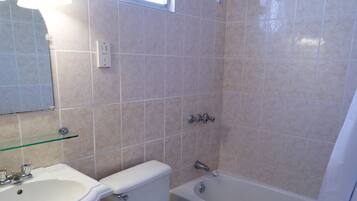 Un baño con inodoro, lavabo y bañera.
