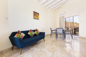 Hilltop Oceanview Suite | Safe på rommet, skrivebord, strykejern/-brett og wi-fi (inkludert)