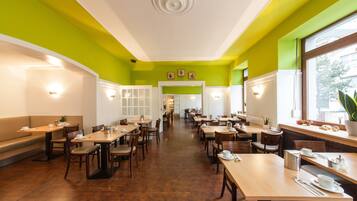 Daily to-go breakfast (EUR 16.5 per person)