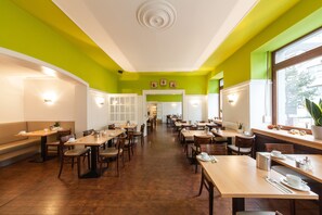 Tägliches Frühstück zum Mitnehmen (16.5 EUR pro Person)