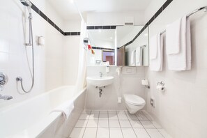 Kostenlose Toilettenartikel, Haartrockner, Handtücher