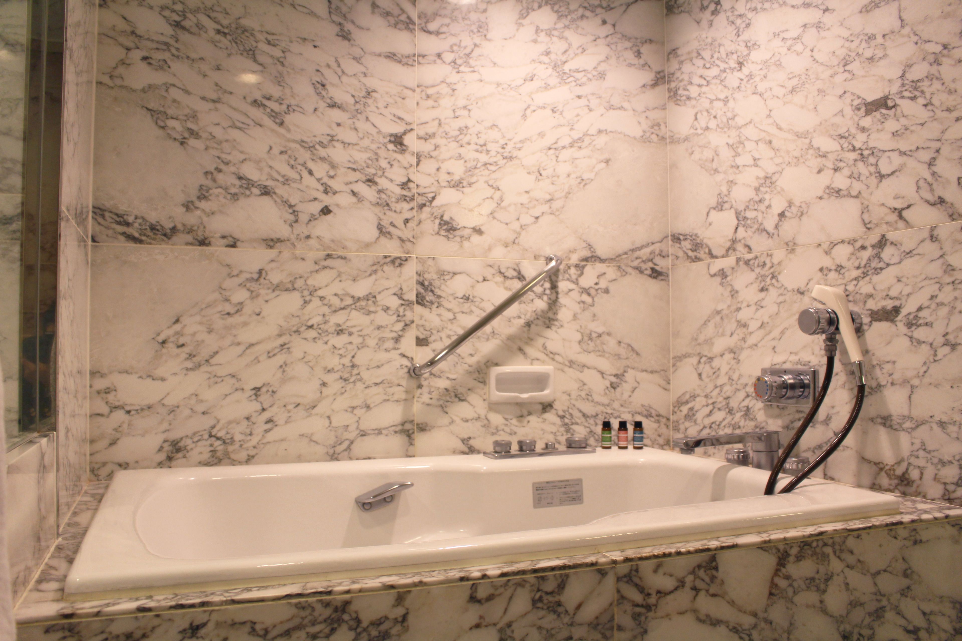 junior suite (57 sq.m. / non-smoking) | bathroom | separate bathtub and shower, free toiletries, hair dryer, bathrobes