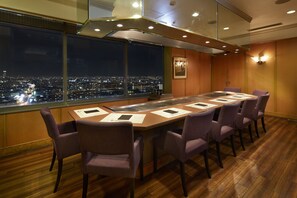 2 restaurants, breakfast, lunch, dinner served; Fusion cuisine 
