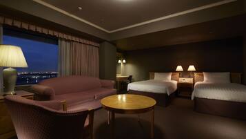 Premium bedding, down comforters, in-room safe, desk