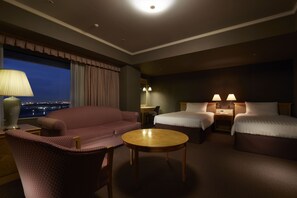 Premium bedding, down comforters, in-room safe, desk