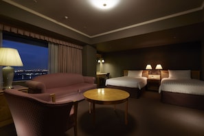 Premium bedding, down comforters, in-room safe, desk