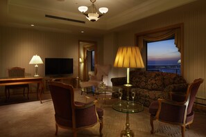 Royal Suite | Premium bedding, down comforters, in-room safe, desk