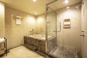 Phòng Suite Royal | Phòng tắm | Bồn tắm và buồng tắm vòi sen riêng, đồ dùng nhà tắm miễn phí 
