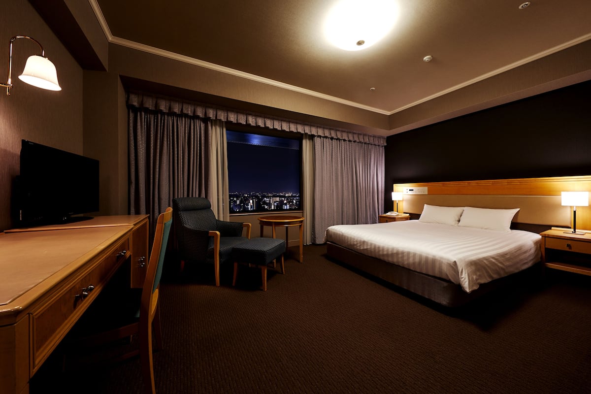 1 bedroom, premium bedding, down comforters, in-room safe