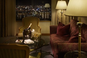 Junior Suite (57 sq.m. / Non-Smoking) | In-room dining - Hotel Agora Regency Osaka Sakai (Sakai)